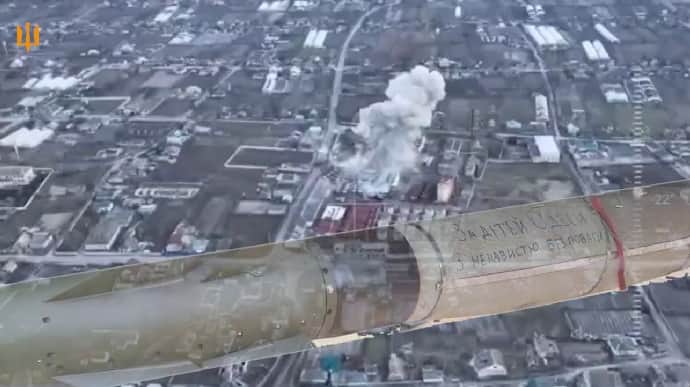 Ukrainian Air Force strikes Russian target in Kherson Oblast with French air bomb – video