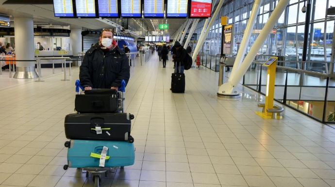 В Нідерландах у прибулих з ПАР пасажирів  виявили десяток випадків COVID