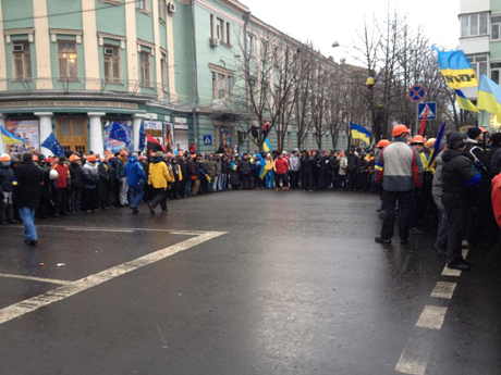 Мітингарі з Євромайдану у центрі Києва блокують урядовий квартал. Фото Михайлини Скорик