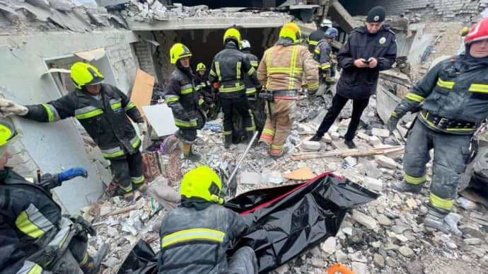 Из-под завалов дома в Днепре, в который попал дрон, достали тело мужчины - ОВА