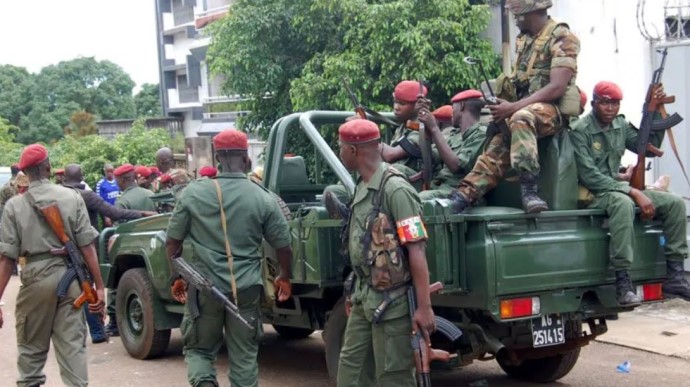 На улицы столицы Гвинеи вывели армию, начались перестрелки