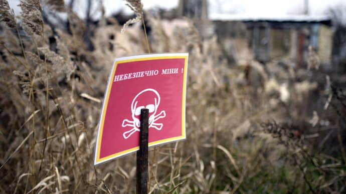 Зеленський: Майже третина території України – під небезпекою через міни й снаряди