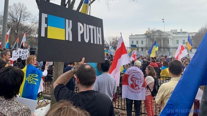 Тысячи людей перед Белым домом требовали закрыть небо над Украиной