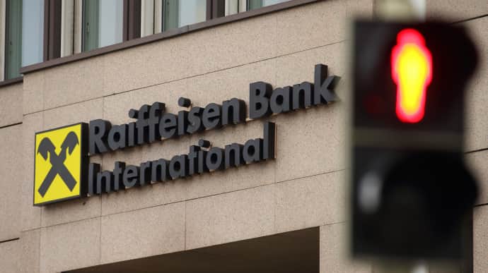 Raiffeisen Bank to start downsizing its business in Russia in summer, CEO says