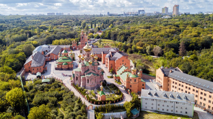 Знято карантин у трьох монастирях Києва: священникам провели тисячу ПЛР-тестів