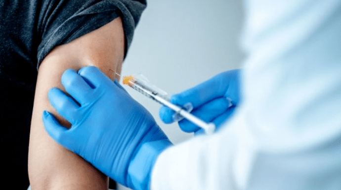 Япония в декабре начнет прививать третьей дозой COVID-вакцины
