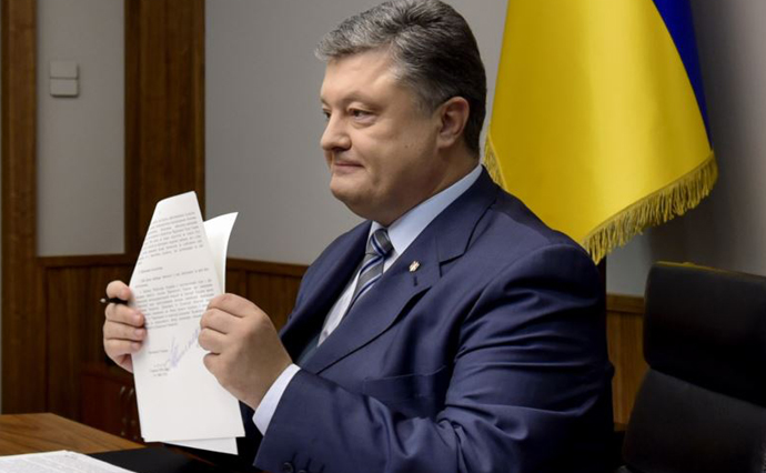 Порошенко підписав закон про особливе самоврядування на Донбасі