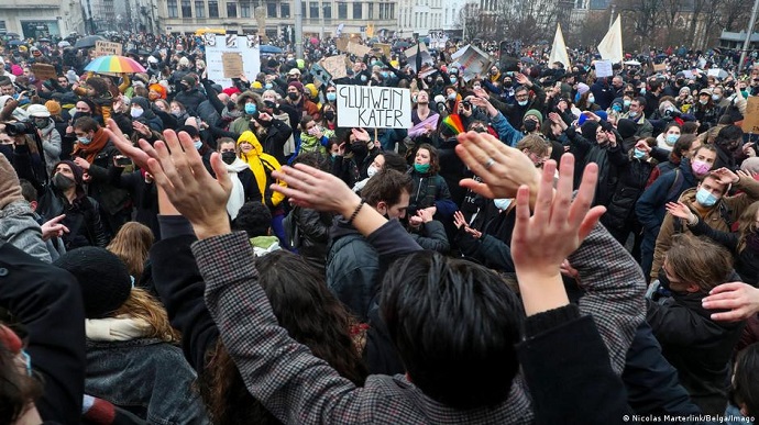 Тысячи людей в Бельгии вышли на акции протеста против закрытия театров