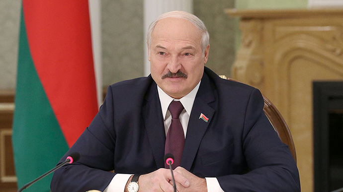 Лукашенко назвав Макрона незрілим і лякає проблемами через даму