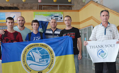 В Україну повернулись 15 моряків, які на 1,5 роки застрягли в Омані 