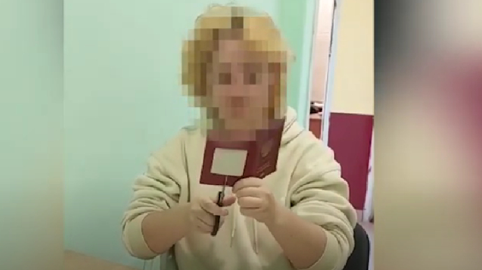 Юна кримчанка демонстративно знищила російський паспорт на кордоні