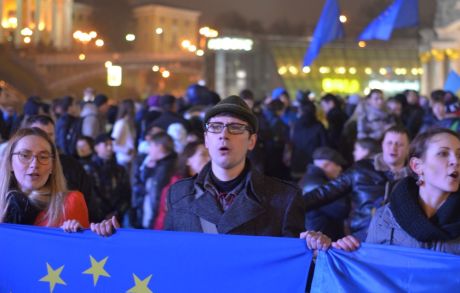 Люди, которые пришли на Майдан поддержать евроинтеграцию, поют гимн. Фото - Михаила Петяха