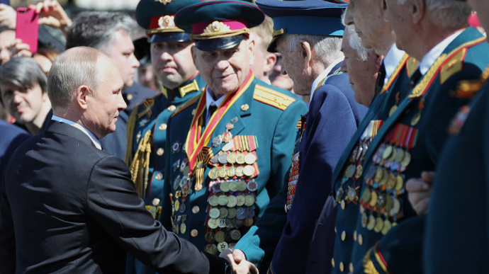 Путін ізолював усіх ветеранів, з якими сидітиме на параді – Bloomberg