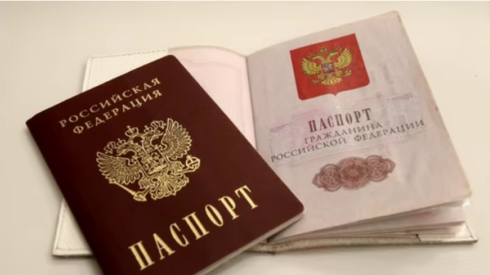 Окупанти змушують старшокласників отримувати паспорт РФ, погрожуючи не видати атестати – ЦНС