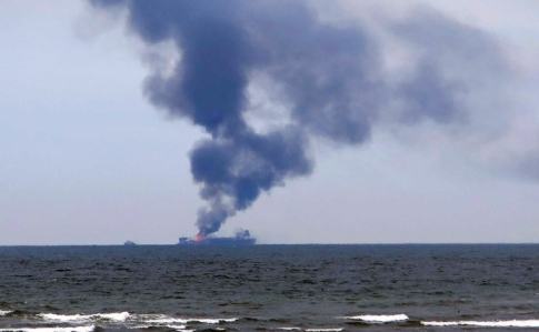 В районе Керченского пролива горит два судна