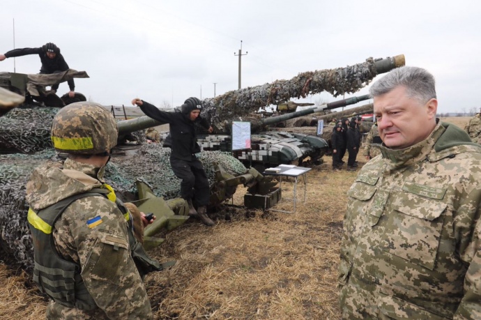 Петр Порошенко посещает 17-ю отдельную танковую бригаду в районе отвода на Луганщине