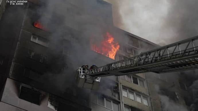 В Киеве из-за атаки повреждены ЛЭП и тепломагистраль, горит многоэтажка, есть пострадавшие и погибшие