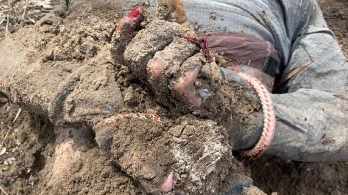 Київщина: у Калинівці знайшли поховання закатованих чоловіків