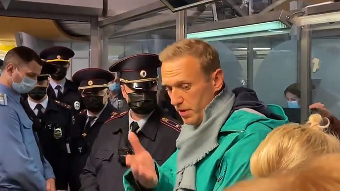 Російська влада пояснила затримання Навального: був у розшуку