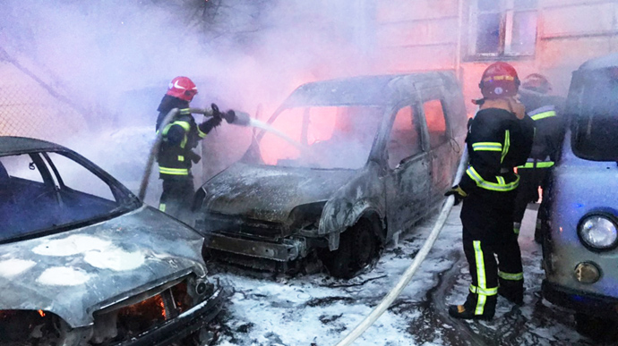 В центре Львова ночью сгорели три машины 
