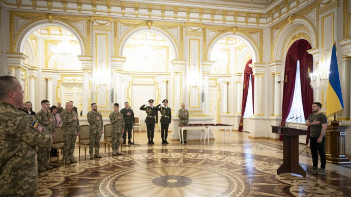 Зеленский вручил ордена героям Украины: среди них летчики, прорвавшиеся в Мариуполь