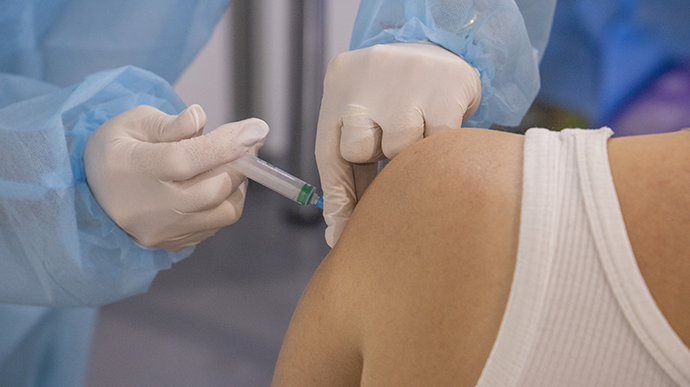 За сутки против COVID вакцинировали более 167 тысяч человек