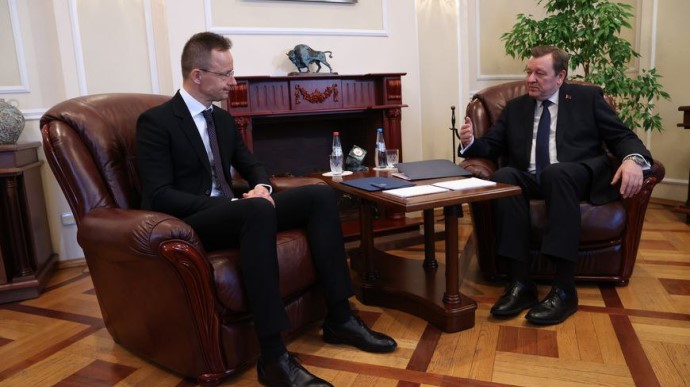 Глава МЗС Угорщини прибув до Мінська говорити про мир в Україні