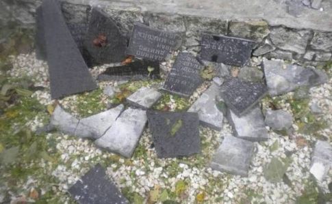 Поляки вибачилися за плюндрування українських могил у Верхраті