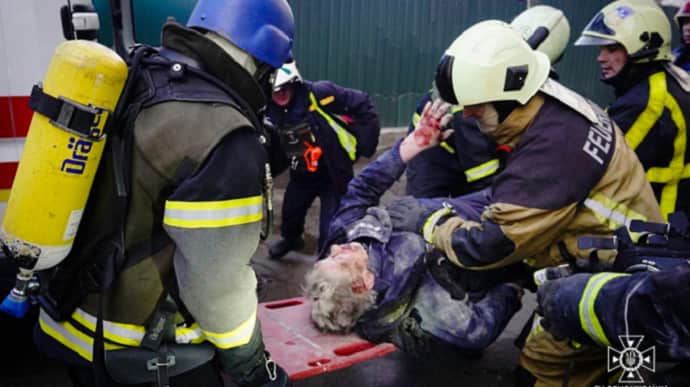 У Києві дістали загиблого з-під завалів і шукають ще 10 людей, кількість поранених різко зросла