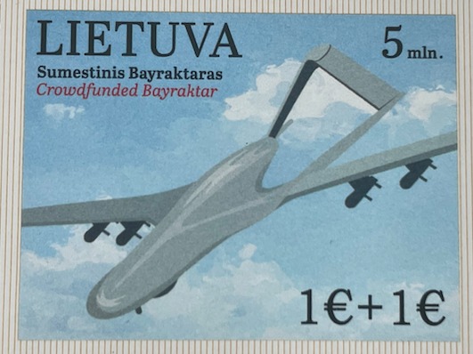 Пошта Литви почала продаж марки з Байрактаром: рекомендують писати листи з нею Шольцу й Макрону
