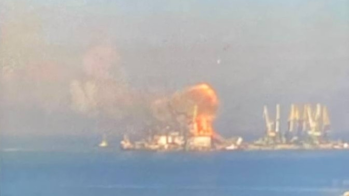 Ukrainian Armed Forces have destroyed a large Russian ship: thousands of tons of fuel and ammunition are burning