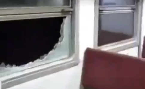 Повибивали вікна лавами: хулігани на камеру розтрощили вагон електрички