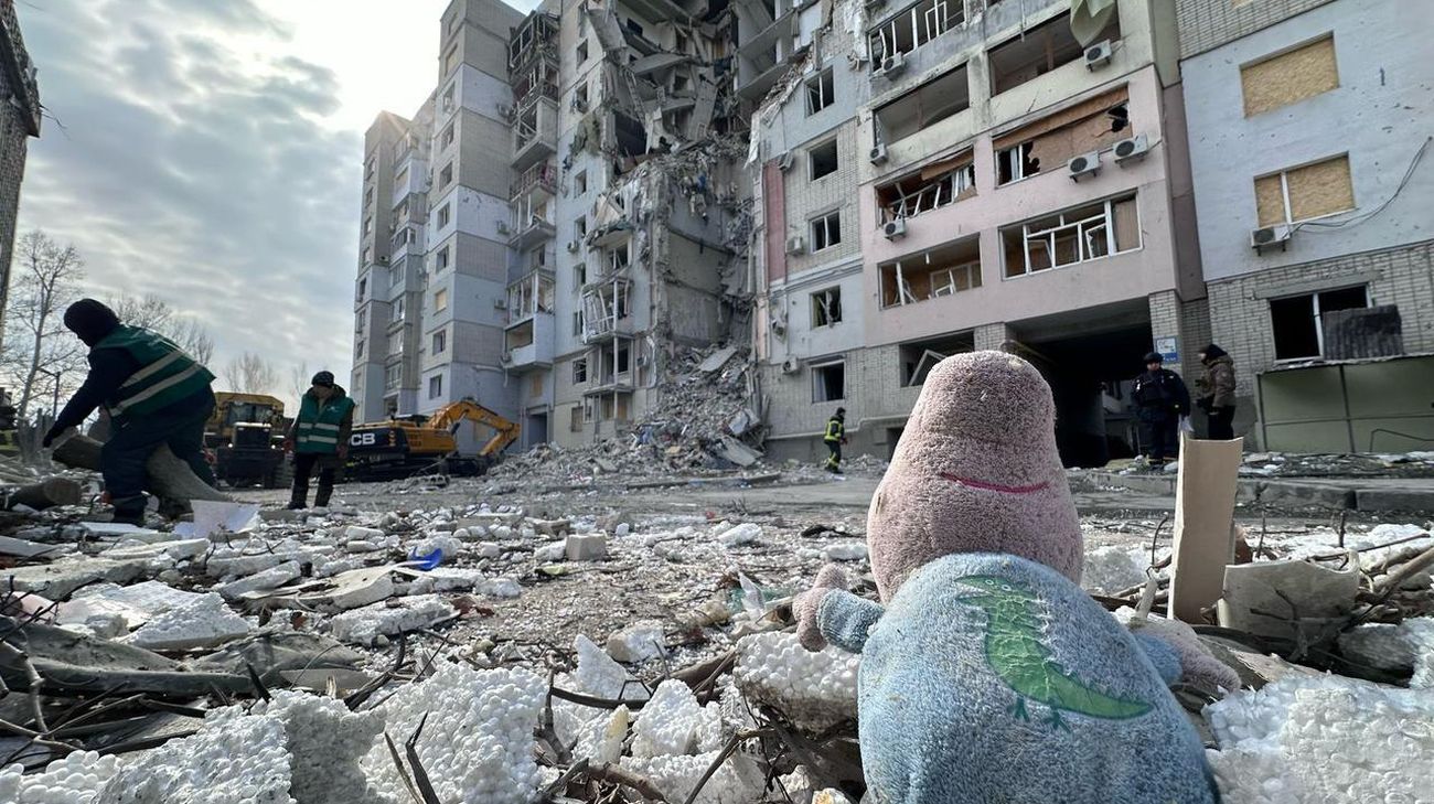 Mother of two children injured in attack on Kherson is found dead under rubble