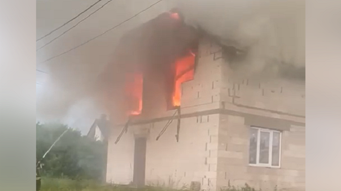 На Київщині блискавка влучила у будинок, спалахнула пожежа