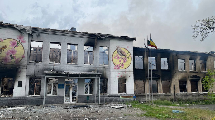 Russians fire at a school using banned ammunition and it burns down