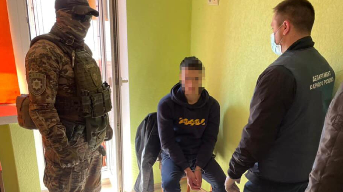 За похищенного юношу требовали миллион долларов: полиция задержала банду в центре Киева
