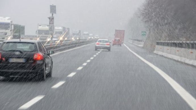 У Києві випав сніг. У середу прогнозують вітер і небезпеку на дорогах