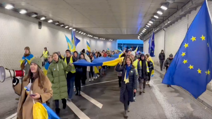 1000 people march in Germany's Cologne with 100-metre flag in support of Ukraine – video