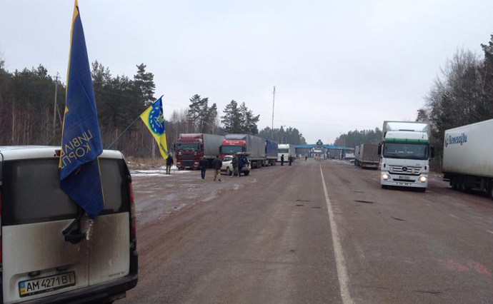Блокировать российские грузовики начали уже и на Житомирщине