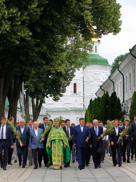 Президент відвідав богослужіння з нагоди Дня Святої Трійці у Свято-Успенській Києво-Печерській Лаврі. Фото - офіційне інтернет-представництво президента