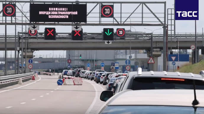 На Крымском мосту очереди из сотен автомобилей – СМИ