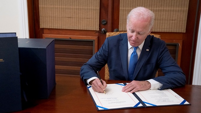 Байден подписал бюджет США на 2023 год с решающей помощью для Украины