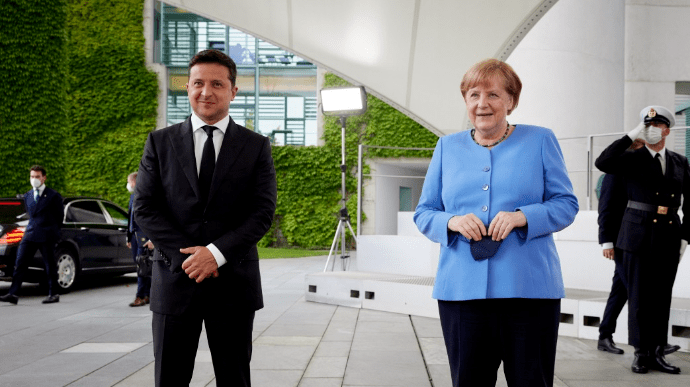 Главные новости понедельника и ночи: встреча Меркель и Зеленского, статья Путина