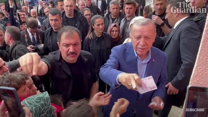 Ердоган роздавав гроші на виборчій дільниці, де він голосував
