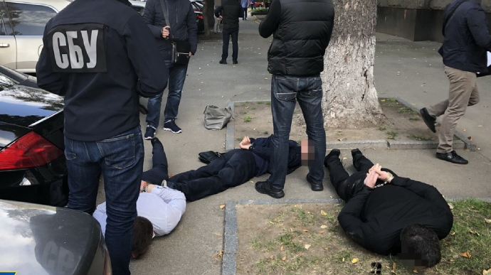 У Києві затримали аферистів, які продавали посаду помічника слуги народу
