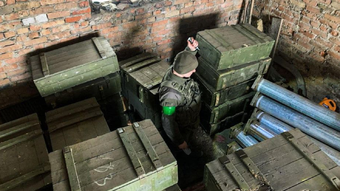 Київщина: нацгвардійці знайшли великий схрон боєприпасів ворога