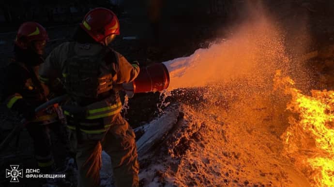 Під Львовом впали уламки Шахеда: горять склади