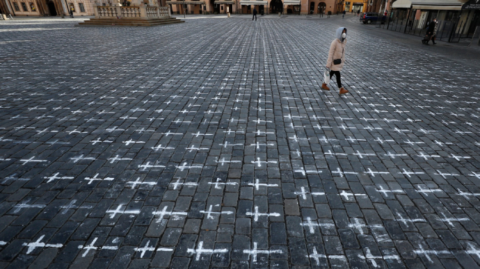 В центре Праги нарисовали 22 тысячи крестов в память об умерших от коронавируса