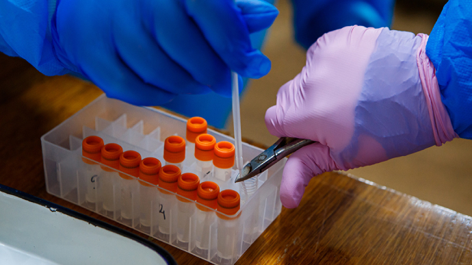 Лабораторія МОЗ у Києві припиняє тестувати на коронавірус приватних осіб