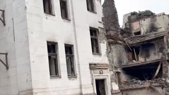 Russians clear rubble and remove bodies from Mariupol Drama Theatre - adviser to the mayor 